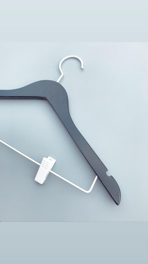 CDM15P - CABIDE DE MADEIRA COM PRESILHA BRANCA - GANCHO BITÃO BRANCO 2.jpg