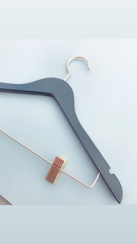 CDM15P - CABIDE DE MADEIRA COM PRESILHA DOURADO - GANCHO BITÃO DOURADO 2.jpg