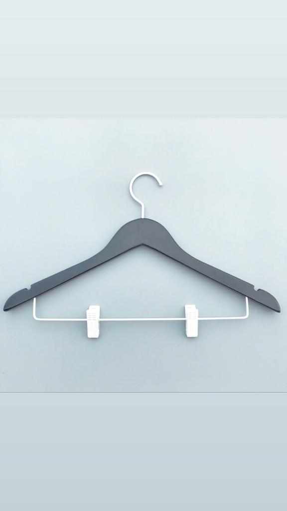 CDM15P - CABIDE DE MADEIRA COM PRESILHA BRANCA - GANCHO BITÃO BRANCO.jpg