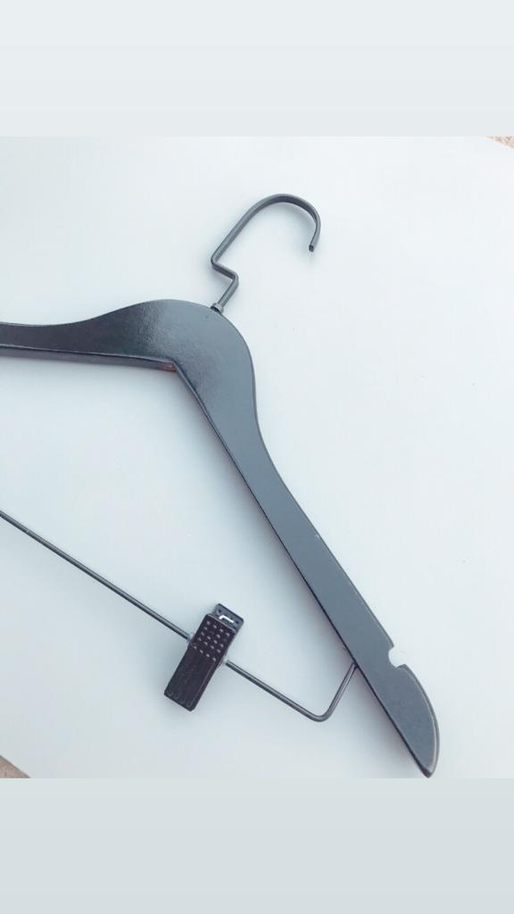 CDM15P - CABIDE DE MADEIRA COM PRESILHA PRETO - GANCHO ITALIANO PRETO ACETINADO 2.jpg