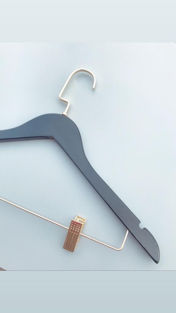 CDM15P - CABIDE DE MADEIRA COM PRESILHA DOURADO - GANCHO ITALIANO DOURADO 2.jpg